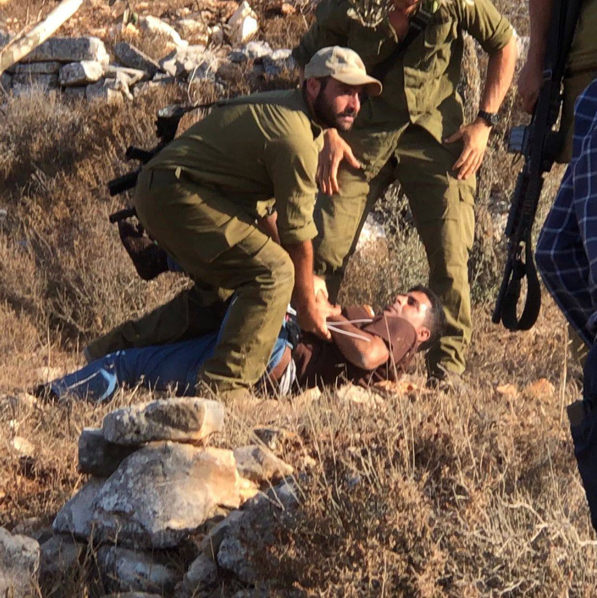 Earlier today, Israeli occupation soldiers detained a Palestinian man after physically abusing him near Jabal al-Salameh, an area threatened with illegal settlement expansion, on the outskirts of Raba village, southeast of Jenin in the occupied West Bank.