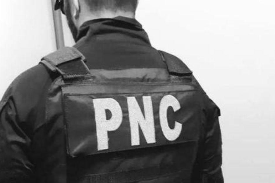 soy_502's tweet photo. ⚖️ Condenan a agentes de la PNC a 3 años de prisión por robo y extorsión a un ciudadano  

Durante un operativo de control los agentes aprovecharon para robarle su celular y obligarlo a darles el Pin de su tarjeta para sacar dinero en un cajero  

https://t.co/5O71E4PkbM https://t.co/0y669QjA4u