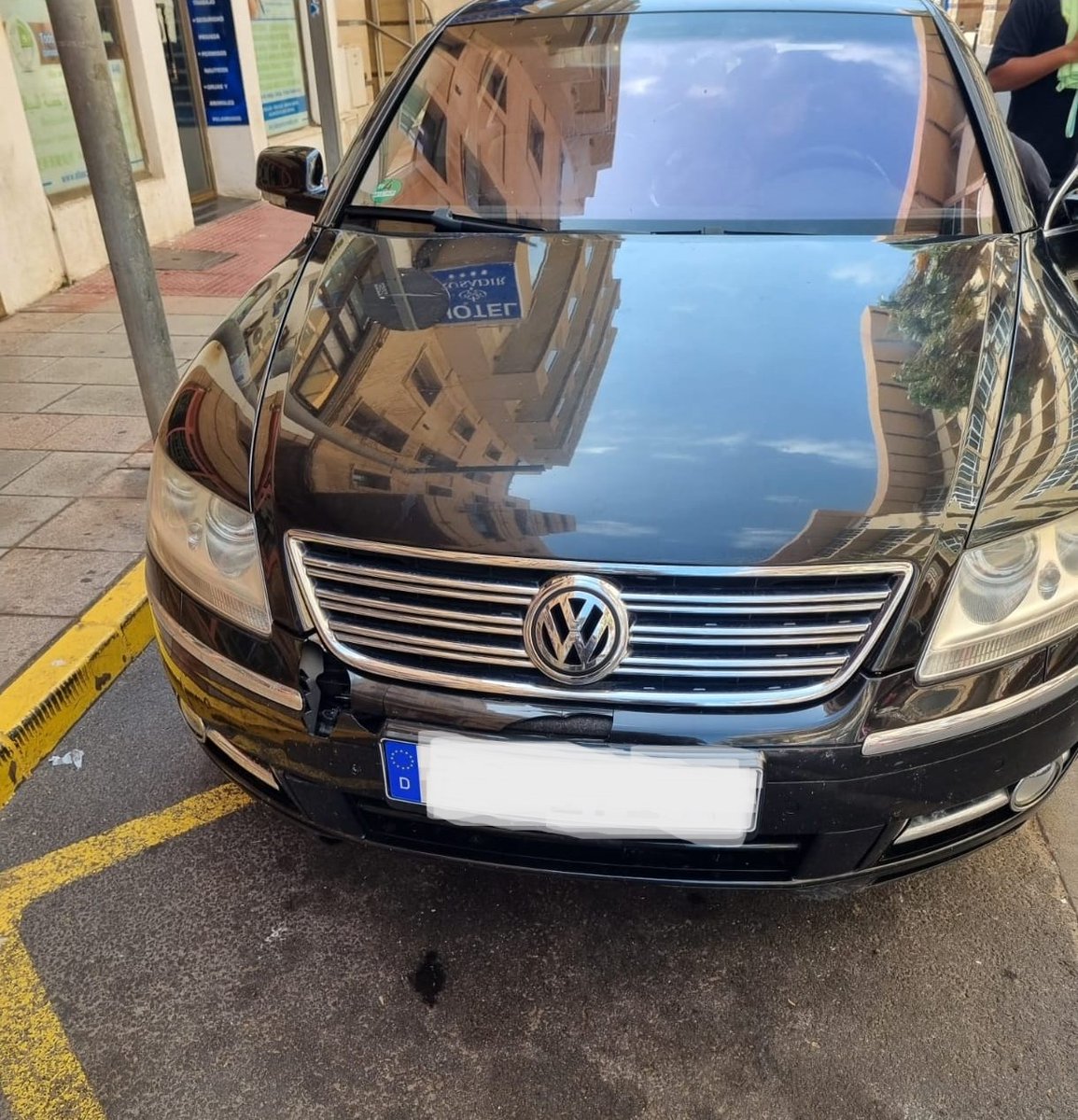 👮<a href="/policia_localML/">Policia Local de Melilla</a>
Detuvo a un individuo por un presunto delito de falsedad documental y DCSV al carecer de carné🪪
Las anomalías en las placas de matrícula del vehículo 🚗que conducía alertó a los agentes 👮
Se pudo comprobar que estaban manipuladas y el🚗se encontraba de baja⭕️