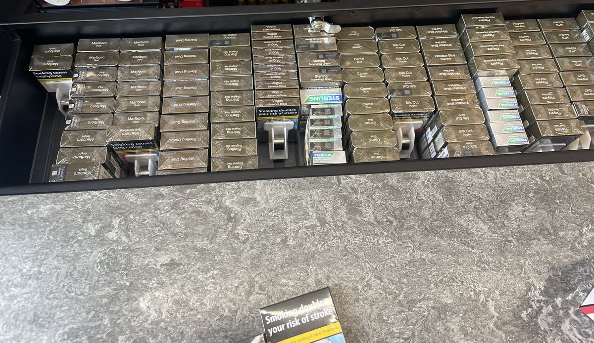 TokerErguder's tweet photo. Mali politikalar tütün kontrolünün en etkili araçlarından biridir.
İngiltere’de bir paket sigara 15-20 pound (yaklaşık 1000 TL) arasında satılıyor.
Oxford Street’te Türk usulü bir pideyi ise 12,5 pounda yiyebiliyorsunuz.
Bizde ise bir paket sigara sadece 1,5 pound civarında.

Ayrıca İngiltere’de tütün ürünleri, çocuklar ve gençlerin göremeyeceği şekilde kapalı çekmecelerde satılıyor.
Fiyat politikası ve görünürlük kısıtlamaları birlikte uygulanıyor.

Tütün endüstrisinin gençleri hedef almasına karşı etkili mücadele tam da böyle yapılır.
@IleSigaradernek