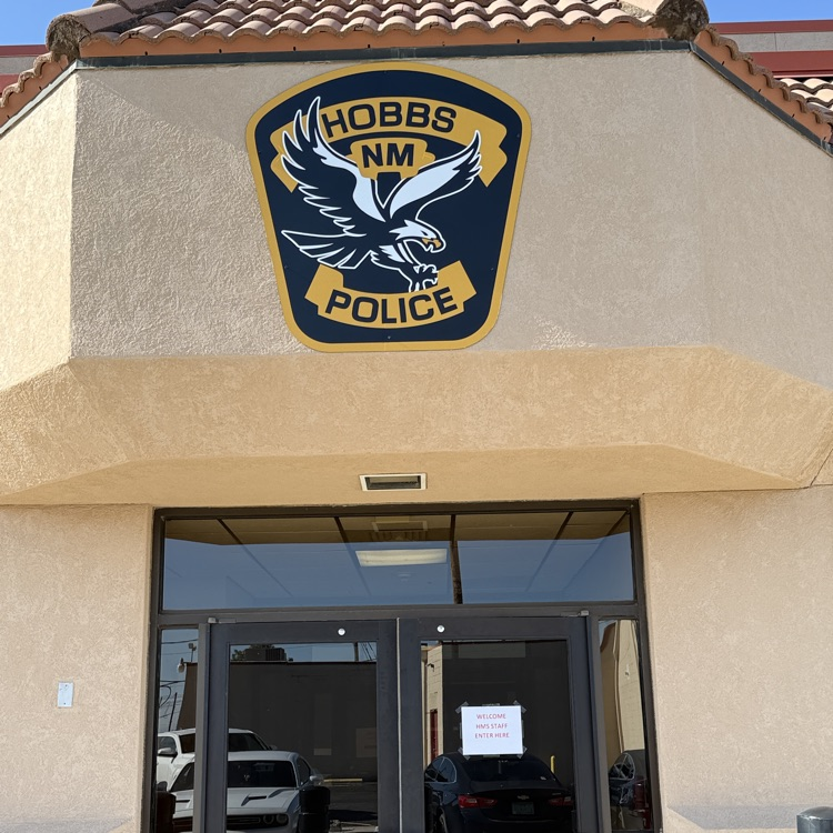 Hobbs_Schools's tweet photo. Hobbs America! Due to a utility outage Heizer Staff Meeting needed to be relocated. #hobbspolicedepartment and #cityofhobbsnm stepped up and provided a space for the Professional Learning to continue. Thank you for leading the right way and meeting the need! #Service https://t.co/Ufuy1chGZ8