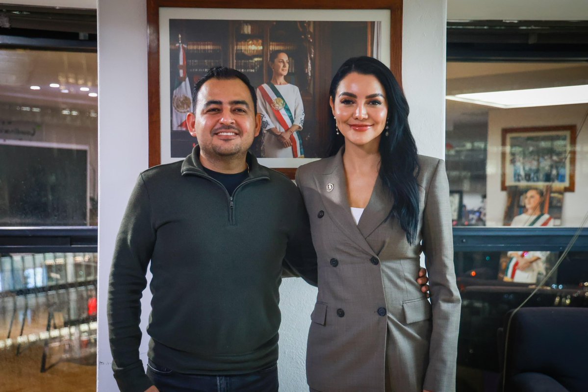 Julio León (@julio_leont) on Twitter photo Me dio mucho gusto recibir en las oficinas de la Coordinación Nacional a la diputada <a href="/GabyJimenezMX/">Gabriela Jimenez</a>.
Pudimos hablar sobre los avances de las #BecasParaElBienestar, los retos que hemos enfrentado y el impacto que han tenido en la vida de millones de estudiantes en todo el país. Me dio mucho gusto recibir en las oficinas de la Coordinación Nacional a la diputada <a href="/GabyJimenezMX/">Gabriela Jimenez</a>.
Pudimos hablar sobre los avances de las #BecasParaElBienestar, los retos que hemos enfrentado y el impacto que han tenido en la vida de millones de estudiantes en todo el país.