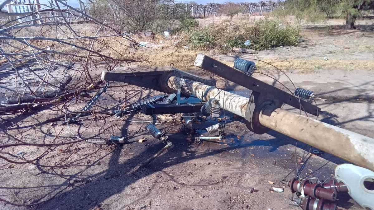 EdelarSAU's tweet image. #EdelarInforma⚡️ 
📍Por viento zonda la localidad de Anillaco (departamento Castro Barros), se encuentra sin servicio. 
🛠El viento provocó la caída de un transformador y columna LMT 
👷‍♂️nuestros equipos ya se encuentran trabajando para recuperar el servicio. 
☎️  0800-777-333527