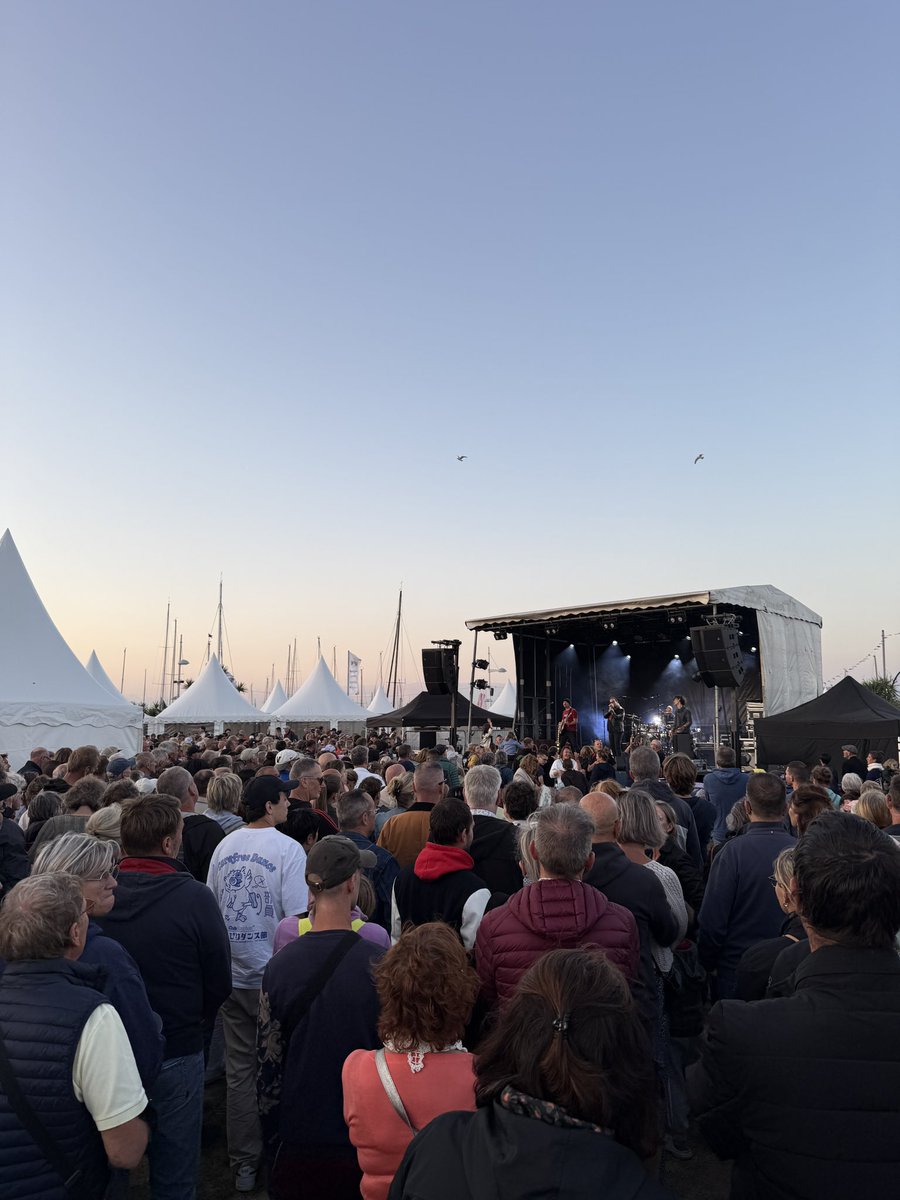 🎸 Clôture en beauté de la #RolexFastnetRace à <a href="/VilleCherbourg/">Ville de Cherbourg-en-Cotentin</a> !
Ambiance exceptionnelle sur le port avec un concert hommage à U2 🔥
Voiliers, foule et musique : une soirée inoubliable 🌊🎶
#Cherbourg #FastnetCherbourg #U2