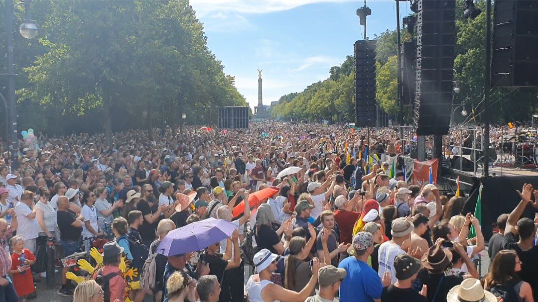 5 Jahre #AUGUST2020 – wer damals in Berlin war, kennt die Energie.
Wir waren Millionen.
Diese Kraft hat etwas verändert – in uns und in der Welt.
Ob online oder offline: Gemeinsam können wir Berge versetzen.
#QUERDENKEN #B0108 #WirWarenMillionen
