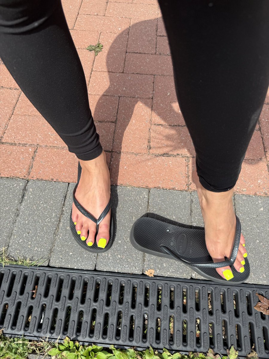 goddesskikaa's tweet photo. Selling my favourite flipflops since I broke them💔😂 https://t.co/DkyHi3z8MB