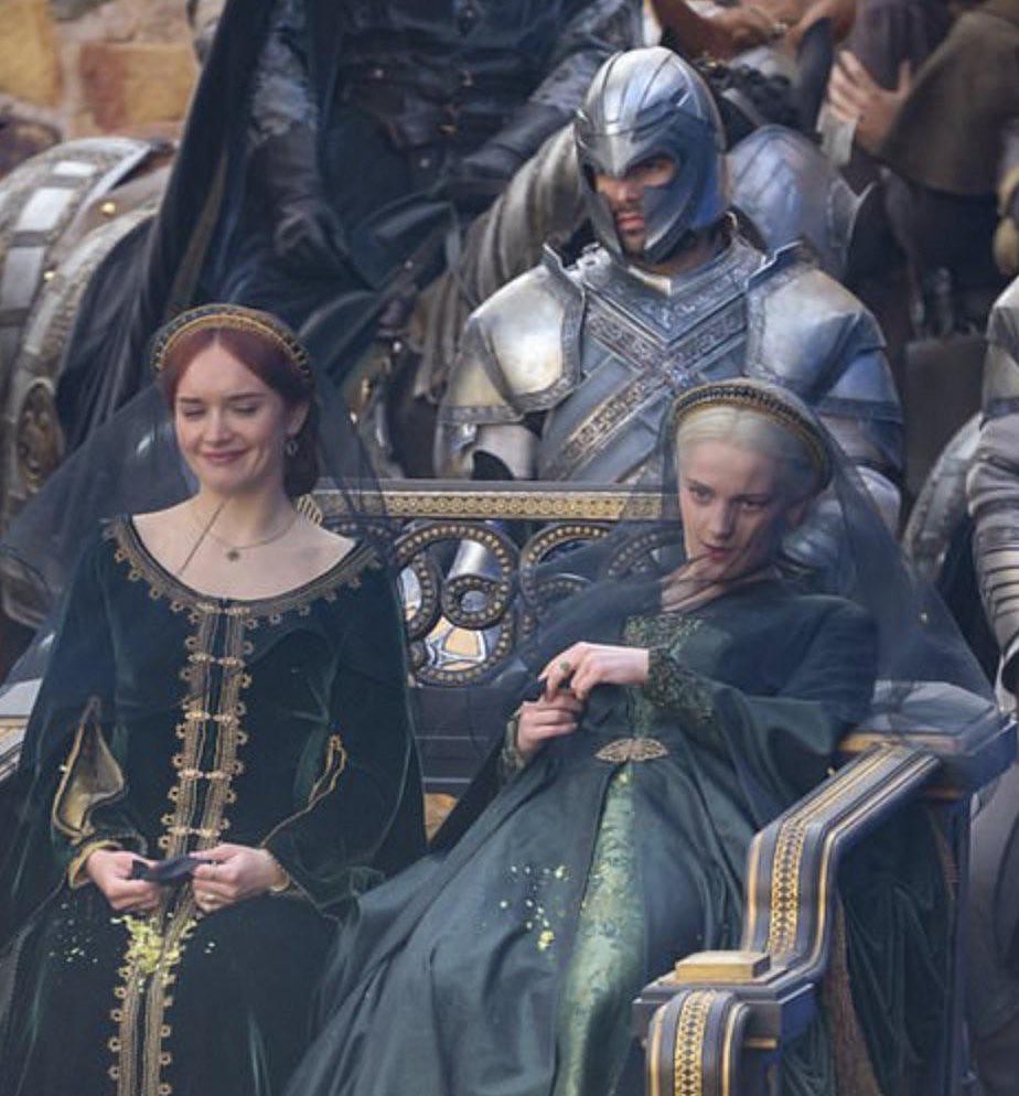 This shot is so funny cause Olivia and Phia are just chilling and Fabien is in the back like “I hate wearing this fucking armor”