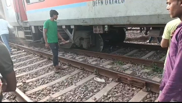 🚨15269: जनसाधारण एक्सप्रेस की दो बोगियां पटरी से उतरीं, सभी यात्री सुरक्षित।

#kanpurtrainaccident
#Kanpurtrainupdate