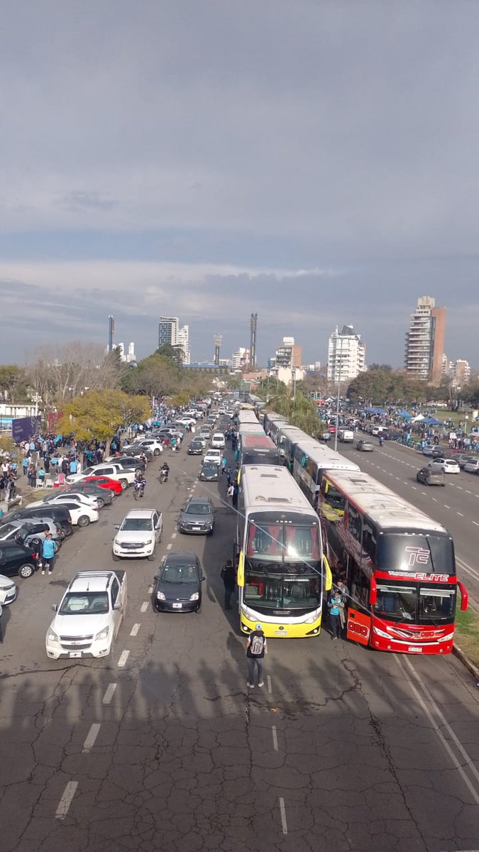 Con <a href="/fgenesoni/">fernando genesoni</a>, confirmando desde Rosario que el plantel de <a href="/Belgrano/">Belgrano</a> ya ingresó al estadio "Gigante" de Arroyito, donde desde las 18:15 juega con #Independiente por <a href="/Copa_Argentina/">Copa Argentina AXION energy</a>.
Desde las 5 y media, transmisión de <a href="/RadioImpacto993/">Radio Impacto - Cba.</a>
