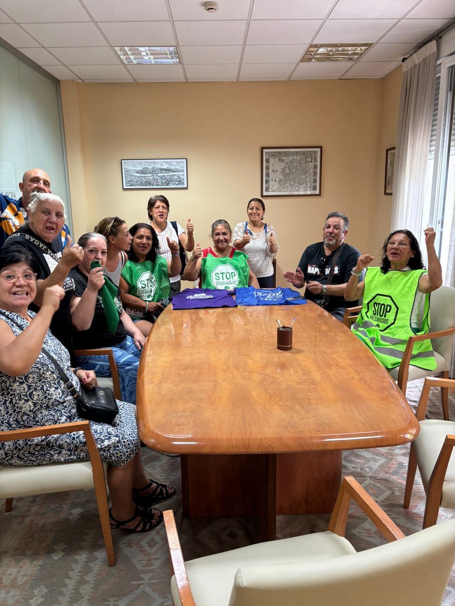 ViviendaUsera's tweet photo. Alicia y Rafa , firman hoy el contrato de compra de la casa en la que llevan más de 12 años viviendo y de la que les querían desahuciar. Nos ha costado mucha lucha, sudor y lágrimas sortear a los carroñeros que pululan por nuestros barrios; banqueros y especuladores... https://t.co/CtV5ITPSQQ