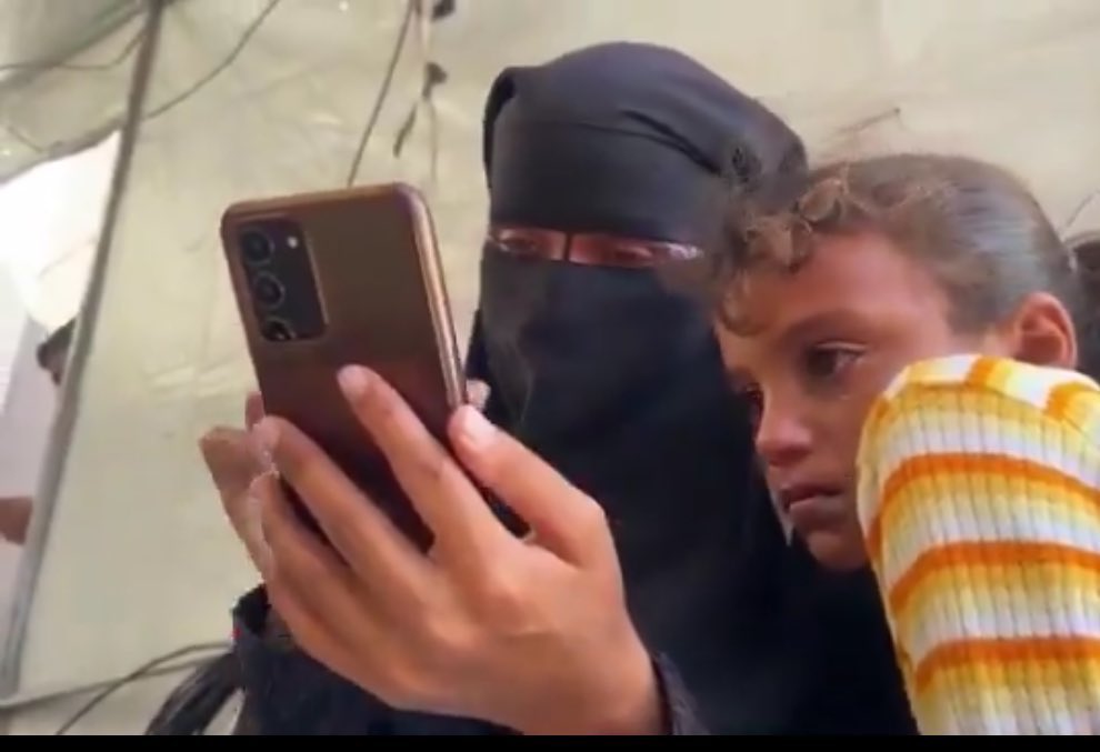 Abu_Salah9's tweet photo. ظهرت والدة الطفل "أمير" صاحب القصة الشهيرة في لقاء قبل قليل

وكشفت أن إسم الطفل الحقيقي هو "عبد الرحيم" وهو مختفي منذ ٦ أيام

تطلب والدته على الأقل العثور على جثته إن كان قد قُتل

يجب البحث عنه وإيجاده، والدته لا زالت تؤمن أنه طفلها حي. https://t.co/JCInzAupcj