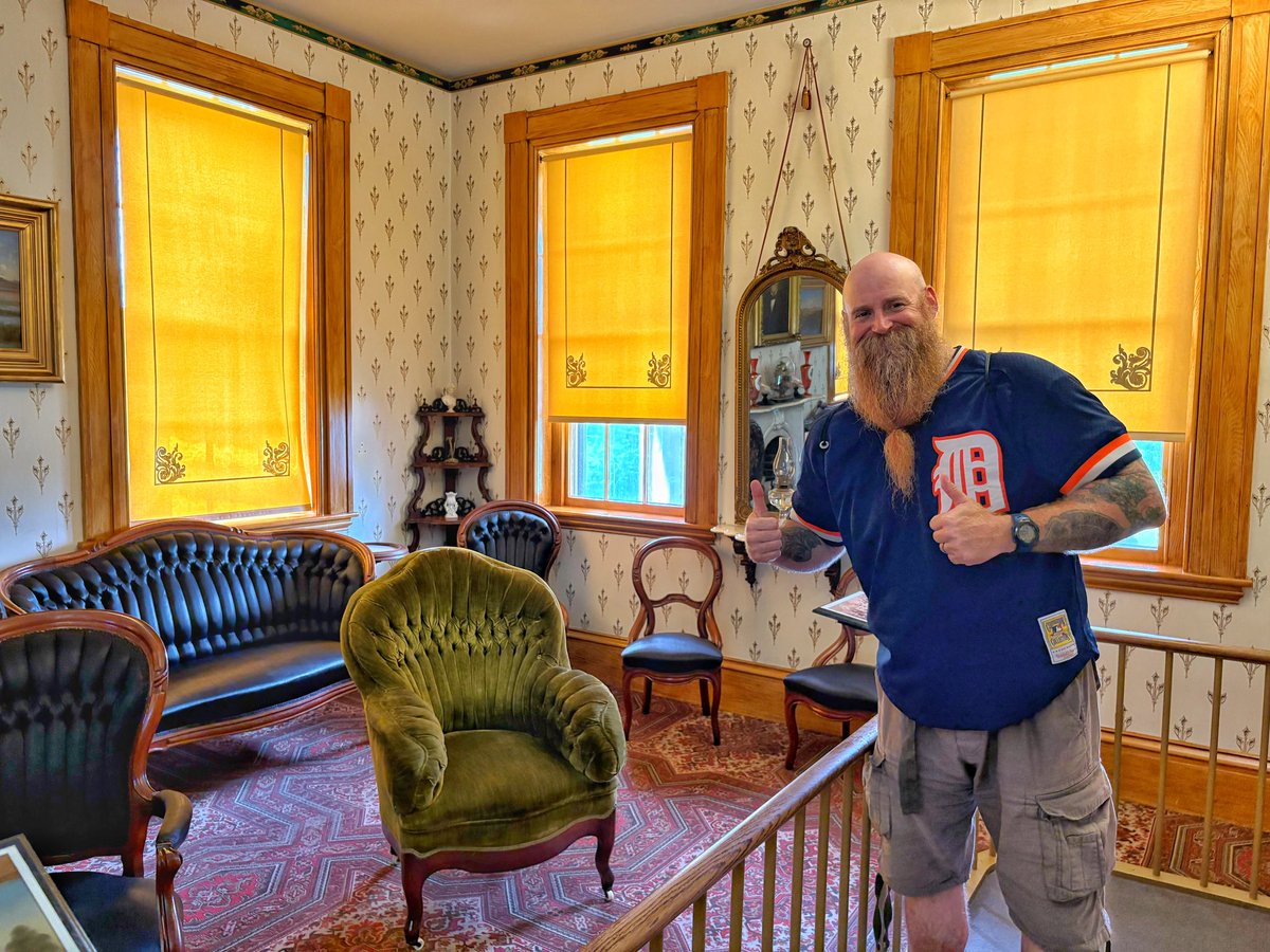 PresidentBeard's tweet photo. Remarkably preserved, 90% of the furniture in this house is original (including Grant’s big green chair - his favorite - that he even took to the White House).
#HartnellSummer #HartnellHistory https://t.co/juDpfVm9NX