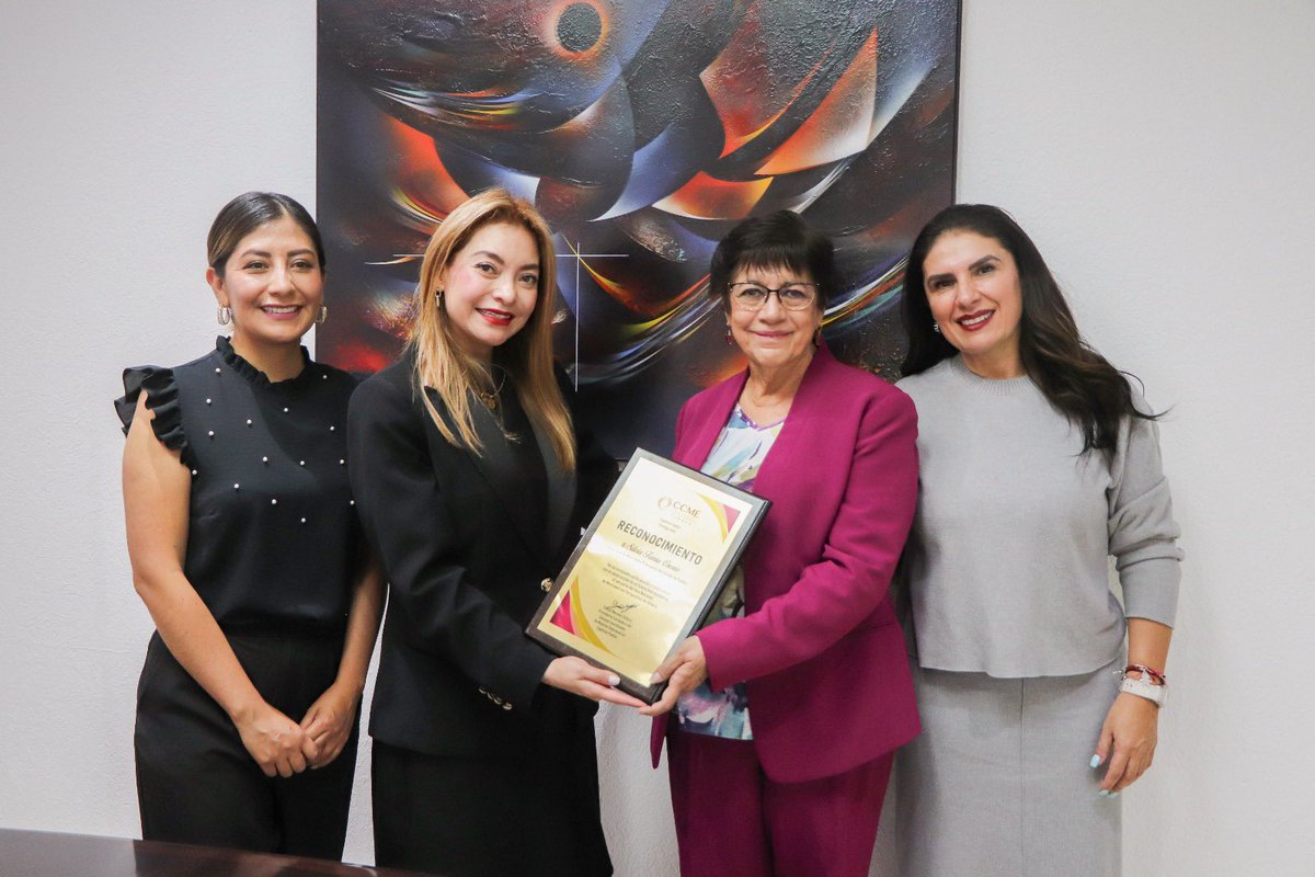 Entrega de conclusiones y propuestas estratégicas derivadas de nuestro Foro Nacional de Movilidad con Perspectiva de Género a la Secretaria de Movilidad, Silvia Tanús Osorio, y reconocimiento a su impulso y participación clave para hacer posible este espacio de diálogo nacional.