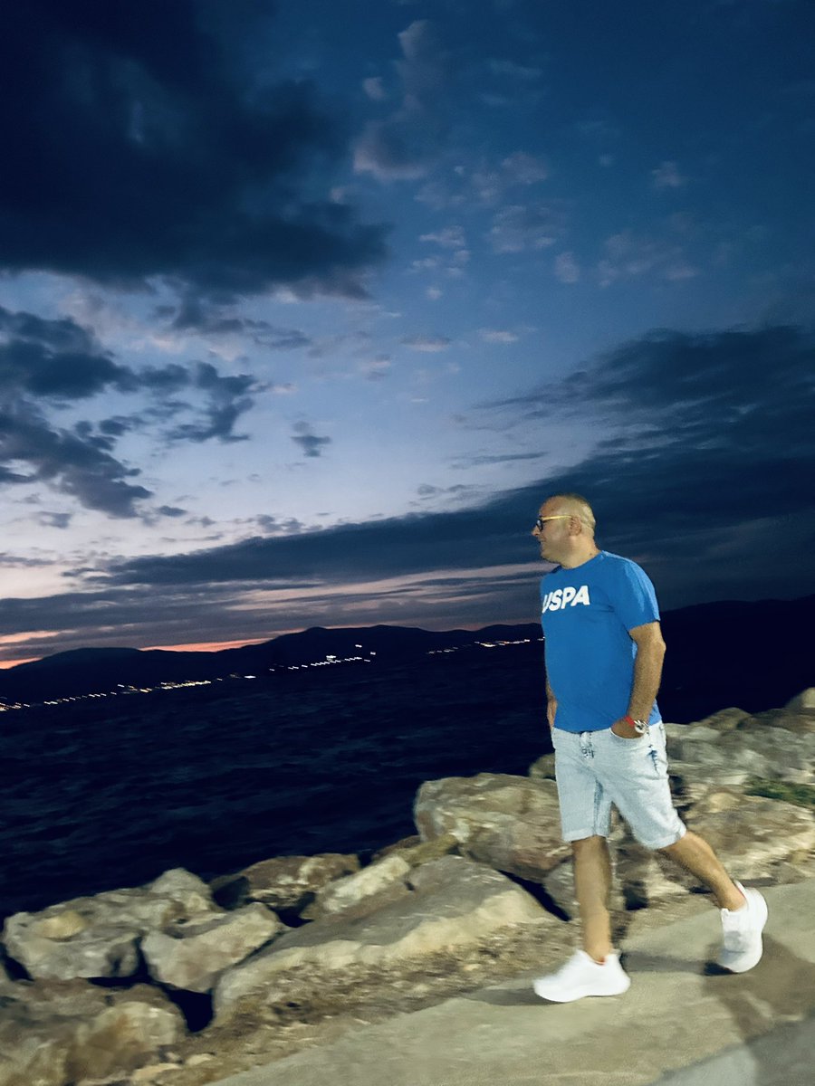 İyi bir insan olmaktan asla vazgeçme,sadece nezaketini kimin hak ettiğini değiştir…