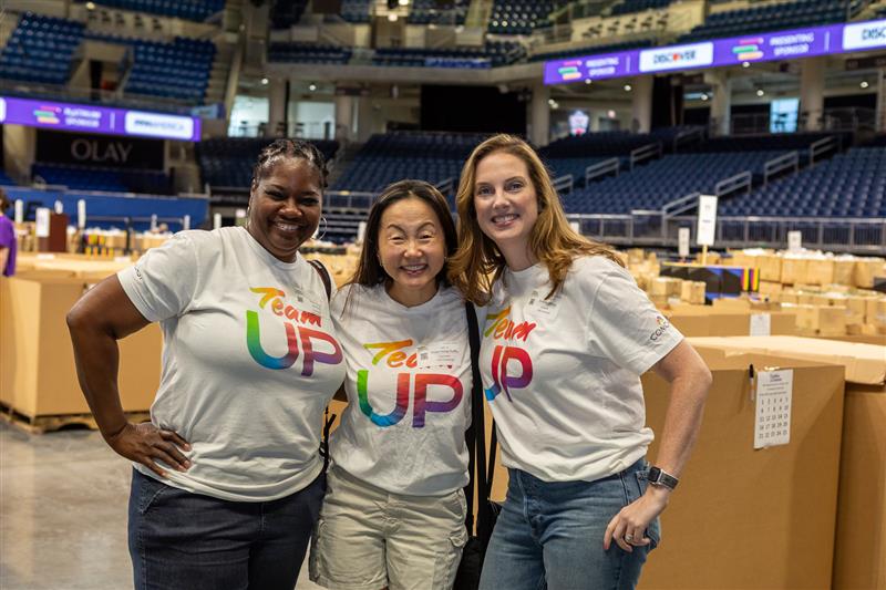 ComcastILLINOIS's tweet image. Our #TeamUP volunteers took part in Cradles to Crayons Chicago’s 10th annual #BackpackAThon! Comcast joined nearly 700+ volunteers to pack backpacks for 100,000 Chicagoland kids to ensure they are ready for school! #ReadyforLearning We loved returning to this event this year!