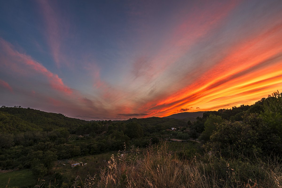 Xavi Navas (@santquintimeteo) on Twitter photo Espectacular #capvespre avui amb el pas de núvols alts, màxima de 28.8º i mínima de 17.1º. #eltemps3cat <a href="/MeteoMauri/">MeteoMauri</a> <a href="/eltempsTV3/">El temps</a> <a href="/eixdiari/">Eix Diari</a> <a href="/meteocat/">Meteocat</a> <a href="/meteorac1/">Meteorologia RAC1</a> <a href="/alcantara_alb/">Alberto Alcántara</a> <a href="/btveltemps/">btv el temps</a> <a href="/SoniaPapell/">Sònia Papell</a> <a href="/SergiLoras/">Sergi Loras</a> <a href="/Meteomaxima/">Luismi Pérez</a> <a href="/tempsdemeteo/">Temps de Méteo</a> <a href="/MeteoPenedesTV/">Meteo☀️RTVVilafranca</a> <a href="/IsaacVila9/">Isaac Vilà Batista</a> Espectacular #capvespre avui amb el pas de núvols alts, màxima de 28.8º i mínima de 17.1º. #eltemps3cat <a href="/MeteoMauri/">MeteoMauri</a> <a href="/eltempsTV3/">El temps</a> <a href="/eixdiari/">Eix Diari</a> <a href="/meteocat/">Meteocat</a> <a href="/meteorac1/">Meteorologia RAC1</a> <a href="/alcantara_alb/">Alberto Alcántara</a> <a href="/btveltemps/">btv el temps</a> <a href="/SoniaPapell/">Sònia Papell</a> <a href="/SergiLoras/">Sergi Loras</a> <a href="/Meteomaxima/">Luismi Pérez</a> <a href="/tempsdemeteo/">Temps de Méteo</a> <a href="/MeteoPenedesTV/">Meteo☀️RTVVilafranca</a> <a href="/IsaacVila9/">Isaac Vilà Batista</a>