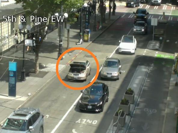 5th AveのPine St Eastの障害者車は、WB右車線をブロックします。注意してください。