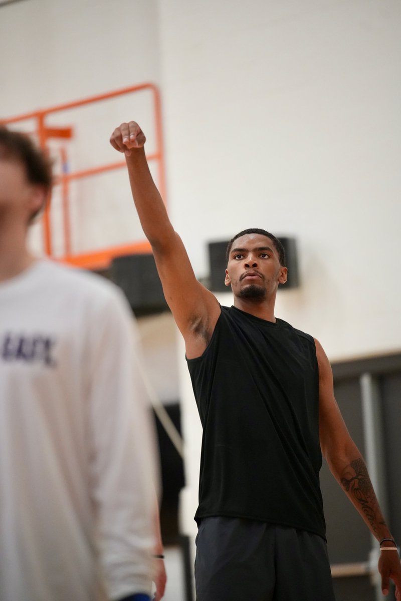 Aces on the Air - Ep. 38 Keishon Porter and Marlon Barnes Jr.

Week 4 of our Summer Series with <a href="/UEAthletics_MBB/">UE Men's Basketball</a>.

Keishon is a 6-5 Guard that is a 5th-Year Senior (NC Central Transfer) and Marlon is a 6-6 R-Soph Forward (Pittsburgh Transfer).

🔊Ep. 38: bit.ly/44WrJtk