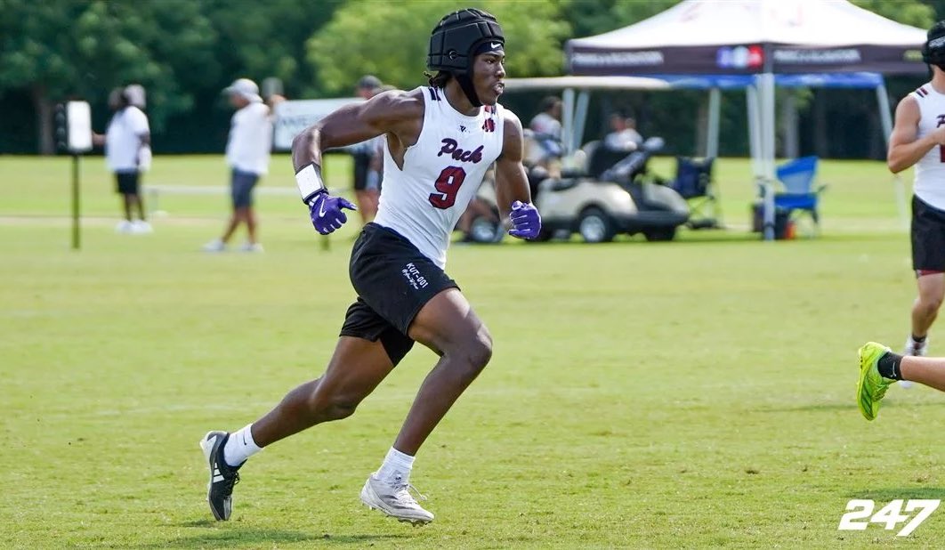 2027 4️⃣⭐️ Top247 WR &amp; Oklahoma legacy Tre Moore talks #Sooners offer, his father Eric Moore &amp; staff connections

“My dad used to play at OU, he was just looking around and he was telling me about how everything's changed… My dad, he was hyped man”

📝- 247sports.com/college/oklaho…