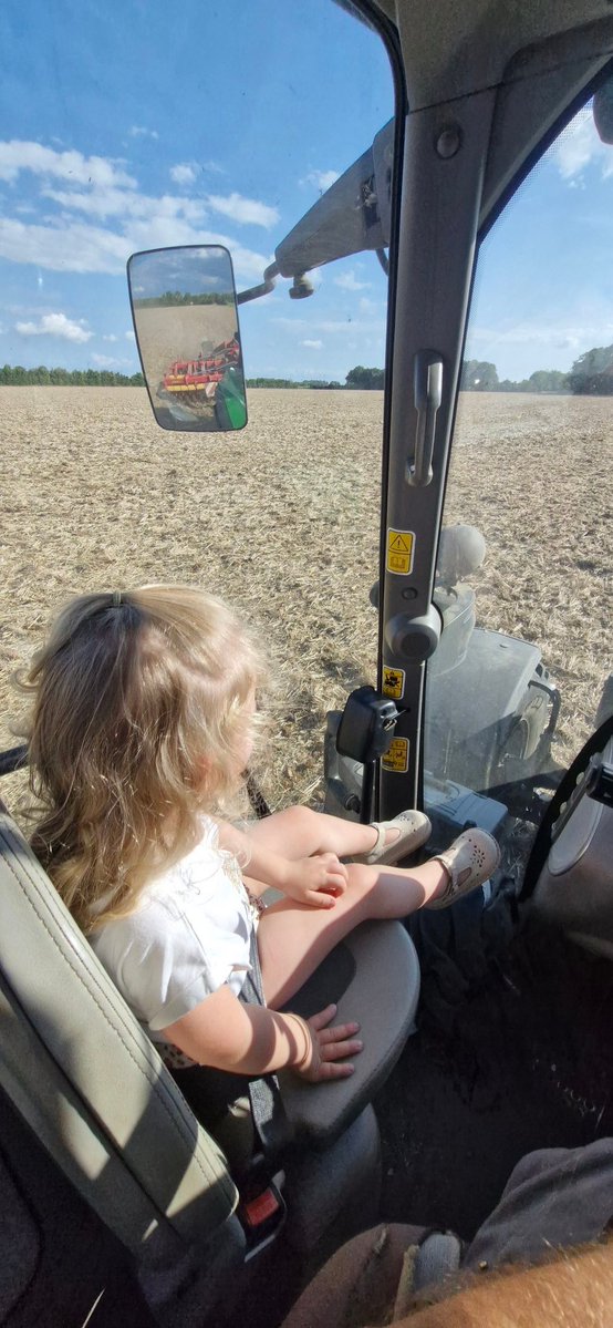 Il est où le bonheur , il est là !
Quand ta petite vient faire un tour avec toi !😍😍
Fier d'être Agripapy !!☺️
#FrAgTw #agriculture #Familylove #Friday
