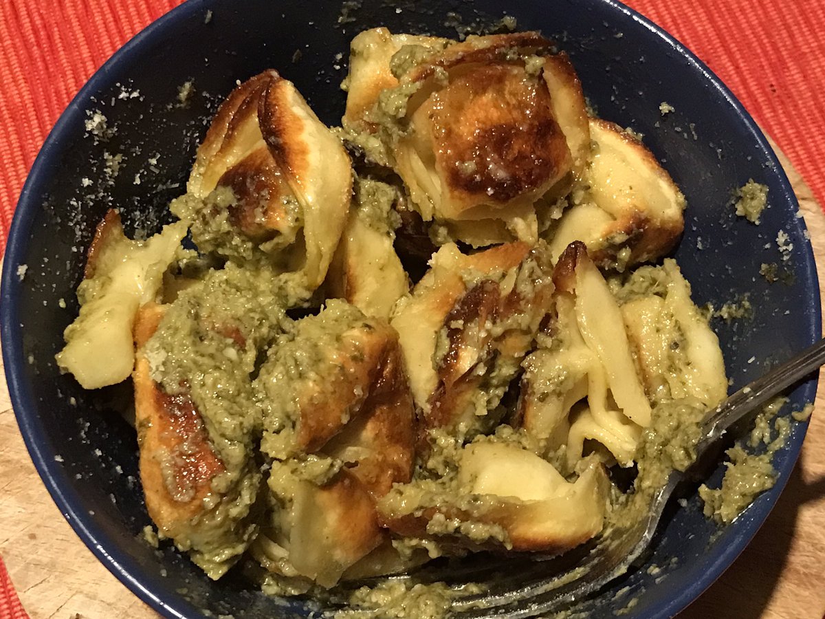 T_iShirts's tweet image. DIT mag ja nu wirklich keener:
Angebrannte Tortellini mit komisch grünem Pesto und zuviel Parmesan. 
#Fresspost #Mencooking
@mawilms @Lieblingskoch23 ?