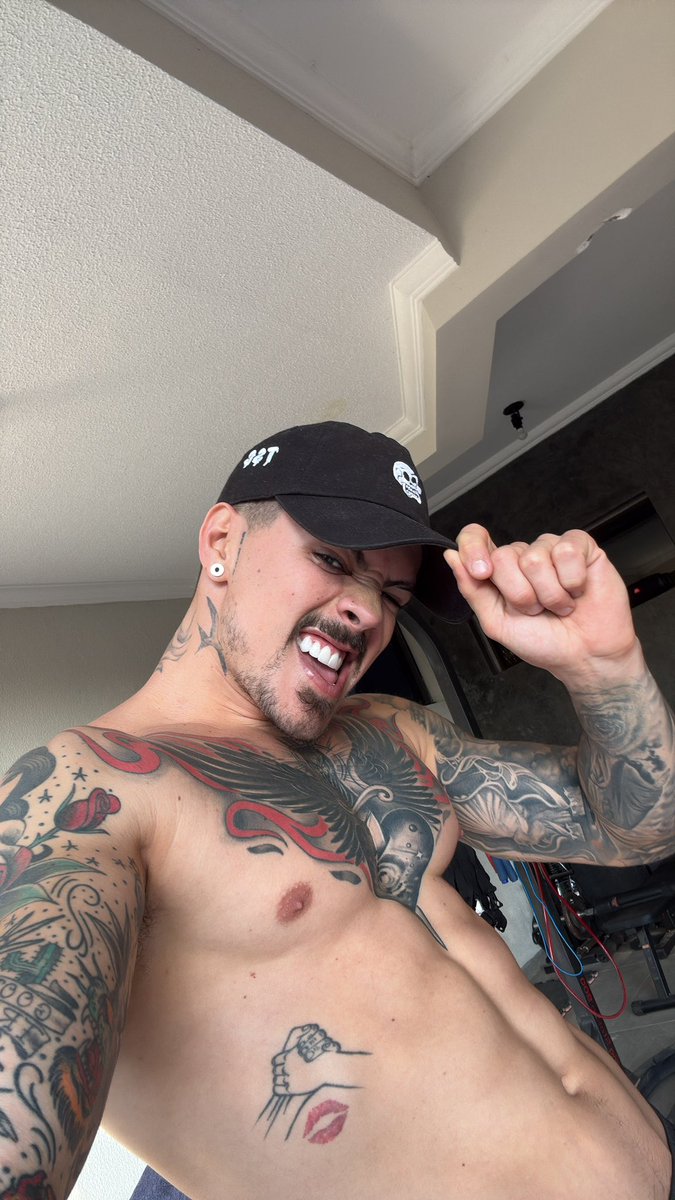 Finishing that Friday workout and about to log in <a href="/SoarFunToken/">SoarFun</a> to see if I’m lucky or not today 🍀 

Can you spot the merch? 👀 
<a href="/ToxicSkullsClub/">Toxic Skulls Club</a>