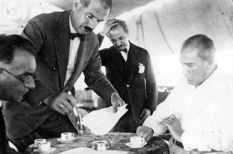 Doktoru Neşet Ömer yemek listesini bana verdi. Ondan sonra odasına girdim. Elini öptüm.  

- "İnşallah geçti artık paşam" dedim. 

"Mehmet usta ben çok acıktım canım istedi bana bir fırın makarna yap" dedi.  

"Paşam fırın makarnayı doktorlar müsaade etmiyor ben size başka bir