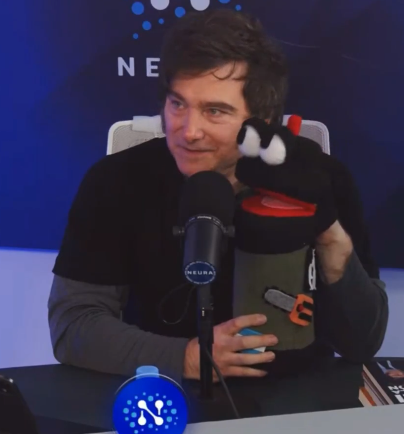 Uno es un títere y el otro ?...
.. el otro parece de Plaza Sésamo, no ?