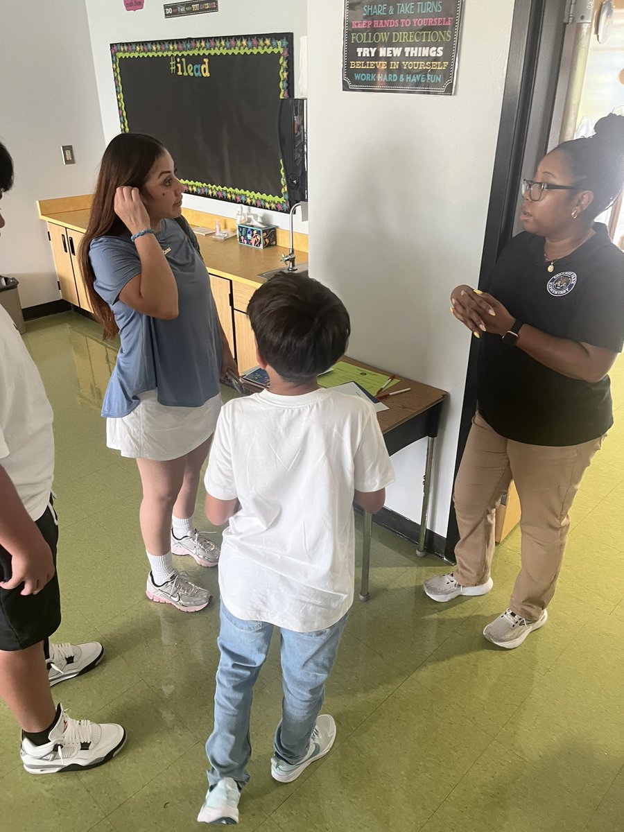 NewCollegePk_ES's tweet image. The countdown to a new school year has begun! At Open House, parents and students connected with teachers, explored their new classrooms, and took the first step in a year set to Lead with Excellence! 🐯🖤❤️💚💙