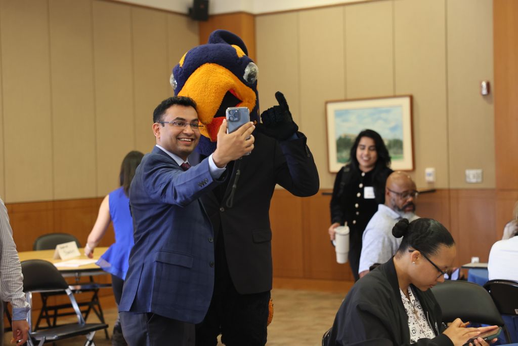 utsa_academics's tweet photo. Kicking off August with #UTSA New Faculty Orientation! We're excited to welcome 90+ new faculty members to campus as they begin their journey at @UTSA. Here's to a year of impact, innovation and faculty success!
#UTSAFaculty #FacultySuccess https://t.co/TWfWPXBnir