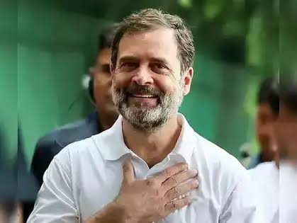 MrTiwaree's tweet photo. राहुल गाँधी पर लोगो का गुस्सा स्वाभाविक है लेकिन मुझे ये बंदा सही लगा, राजनीति मे नकारात्मक रोल मे दुर्योधन बेहतर है बजाय कि शकुनि के।

कम से कम जो है सामने है, राहुल गाँधी की सीधी परम्परा है "मैं तो गधा हुँ यदि तुम भी गधे हो तो आओ मुझे वोट दो" इसमें किसी प्रकार का अल्पविराम या पूर्णविराम वाला काम नहीं है।

पूरा आनंद आगे कमेंट बॉक्स में आएगा....😁