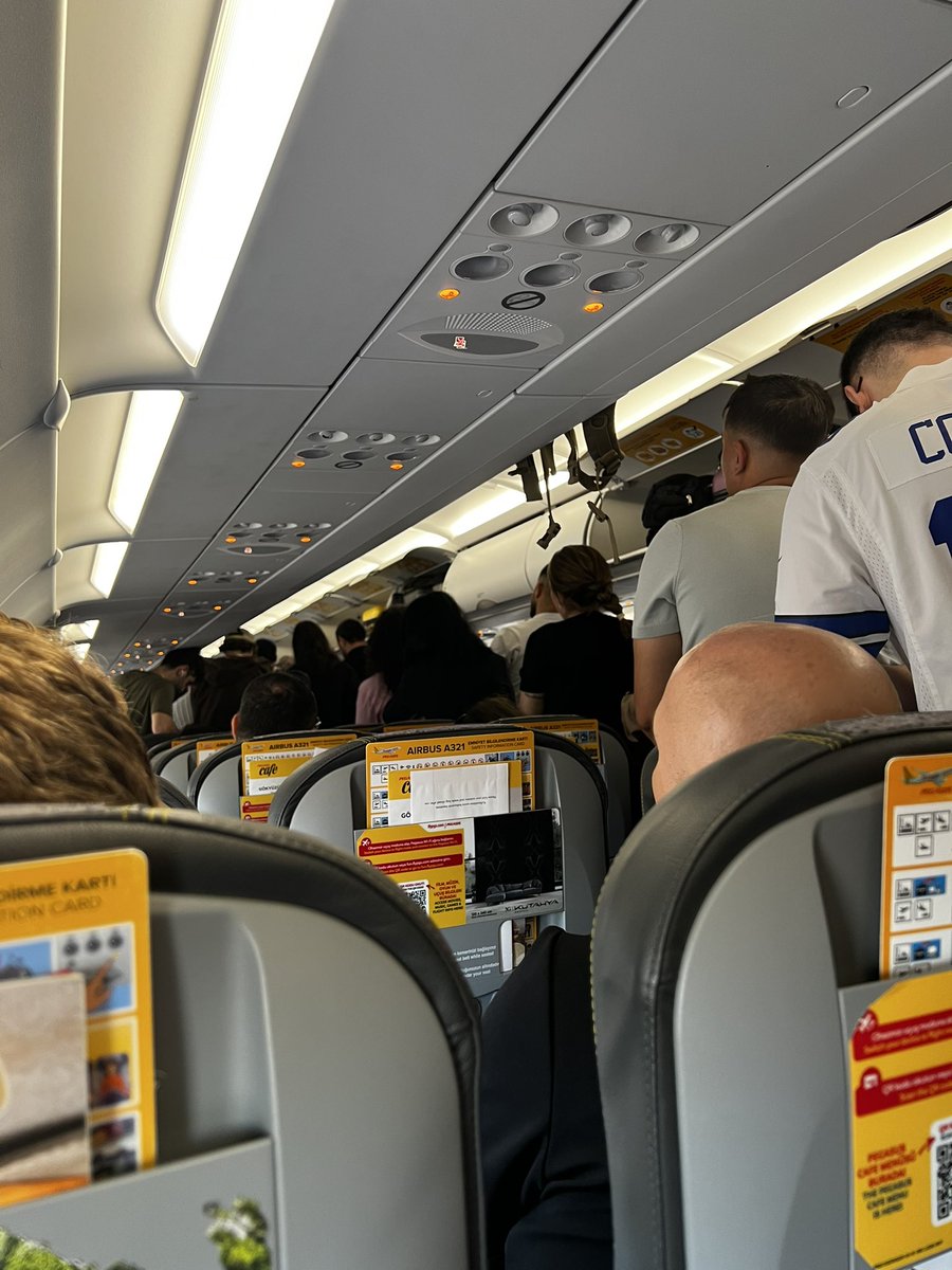 Uçakların bizim bilmediğimiz bir çıkışı falan mı var bu gerizekalılar neden uçak iner inmez ayağa kalkıp 20 dakika bekliyorlar