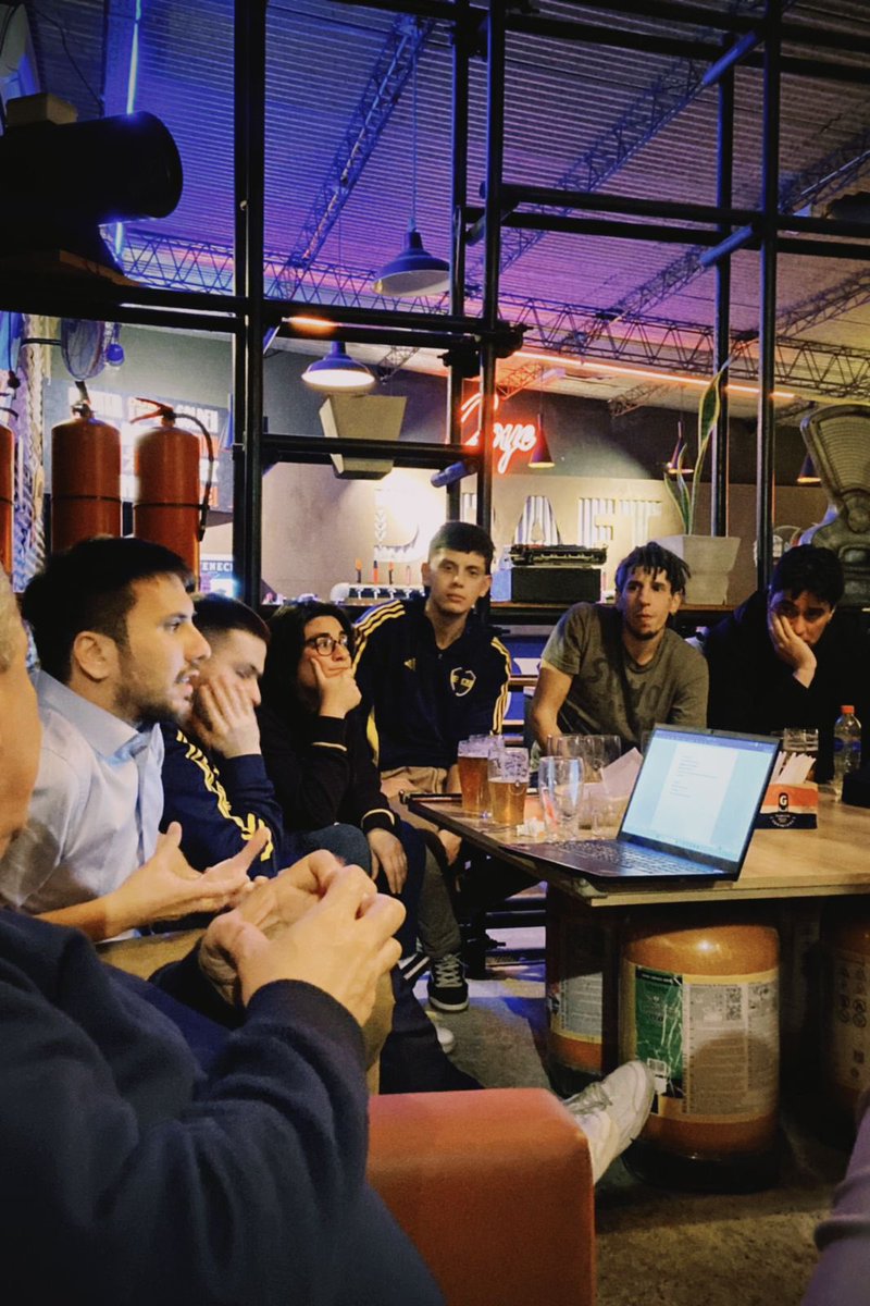Ayer, como toda la vida, nos juntamos a hablar de Boca: le pusimos cara y presencia a lo que venimos compartiendo en redes. 

Charlamos, analizamos datos y números de un presente que nos preocupa y un futuro que nos genera incertidumbre. ¡Gracias a todos por venir!