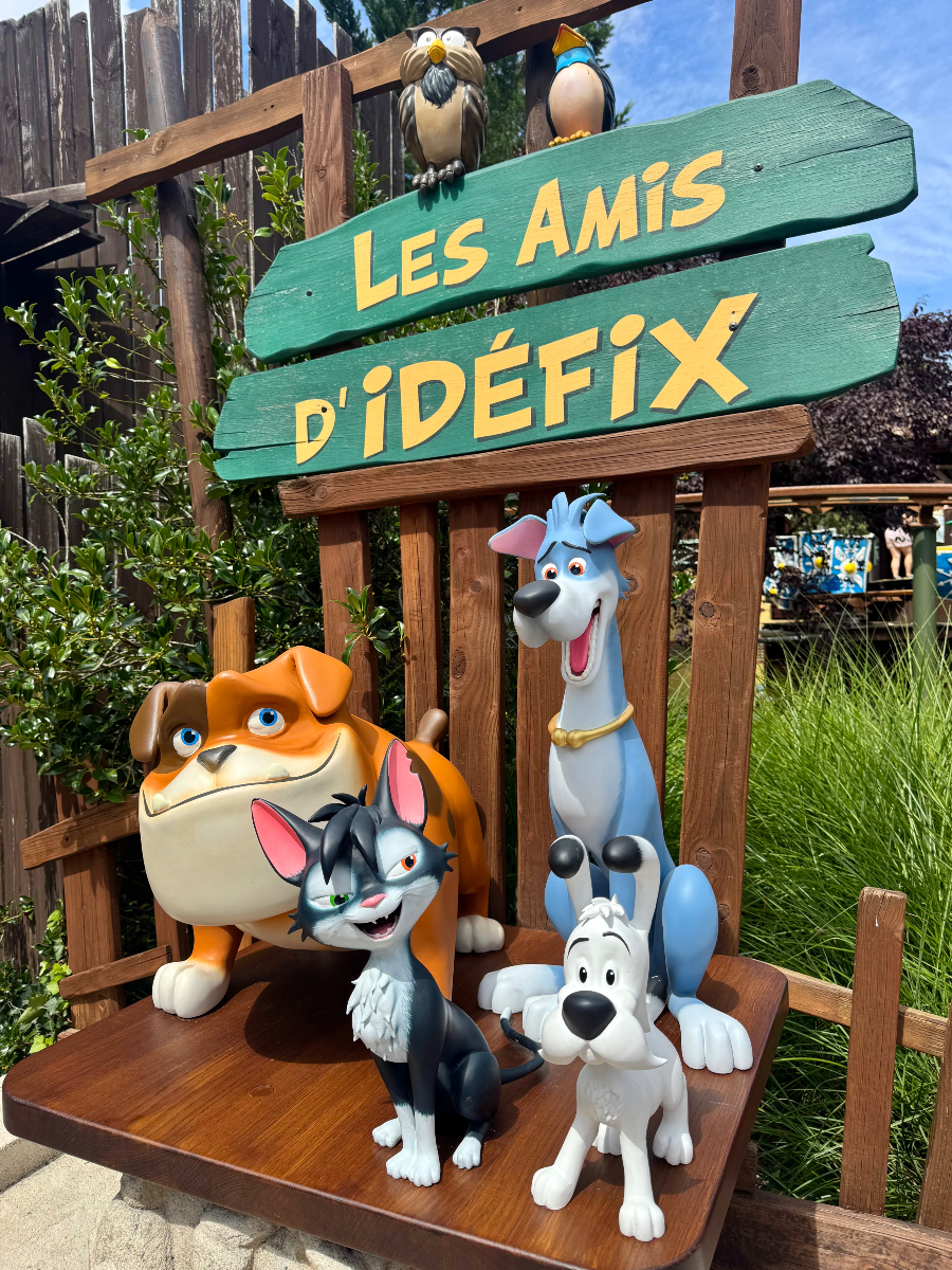 #ParcAstérix #Saison2025 | Info du jour : Les personnages de la série d'animation "Idéfix et les Irréductibles" viennent de faire leur apparition dans la Forêt d'Idéfix. 🐶🐱🦉