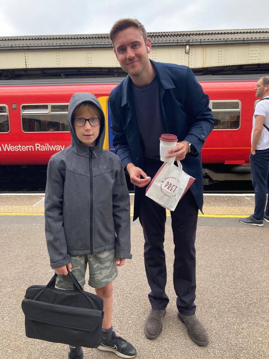 MitchamCC's tweet image. Good week for our 11 year old bowler Rory. 

☑️WEDS: bumps into his hero @StuartBroad8 at Wimbledon station
 
💥FRI: takes two triple-wicket maidens for Mitcham Under 12s.  All clean bowled. 

What did you say to him, Stuart??