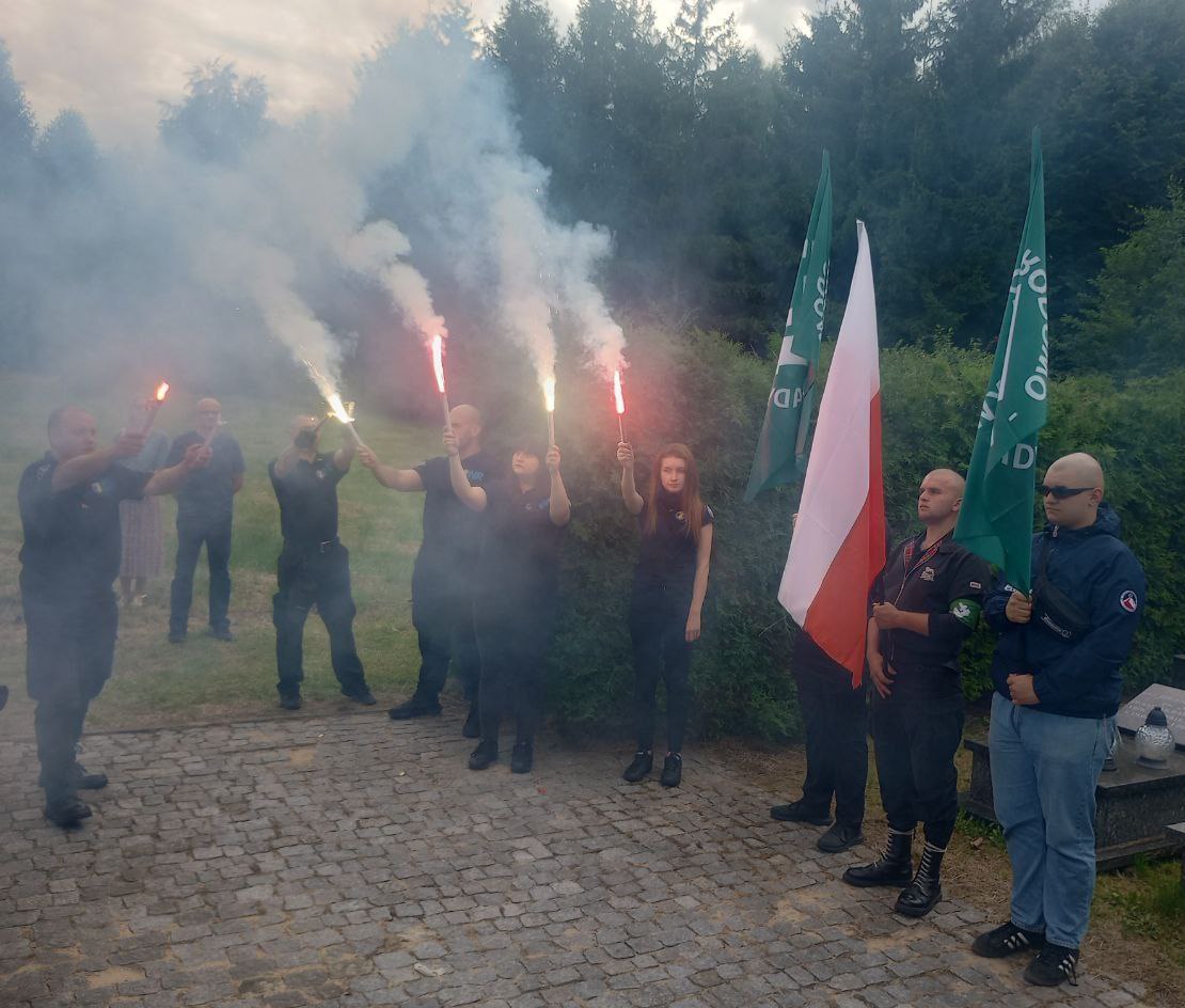 W dniu dzisiejszym Brygada Górnosląska Obozu Narodowo-Radykalnego uczciła 81 rocznicę wybuchu Powstania Warszawskiego.

Wydarzenie na Placu Chrobrego w Bielsku-Białej rozpoczęliśmy 
od wysłuchania kilku powstańczych piosenek, następnie o godzinie 17:00 rozbrzmiały syreny.