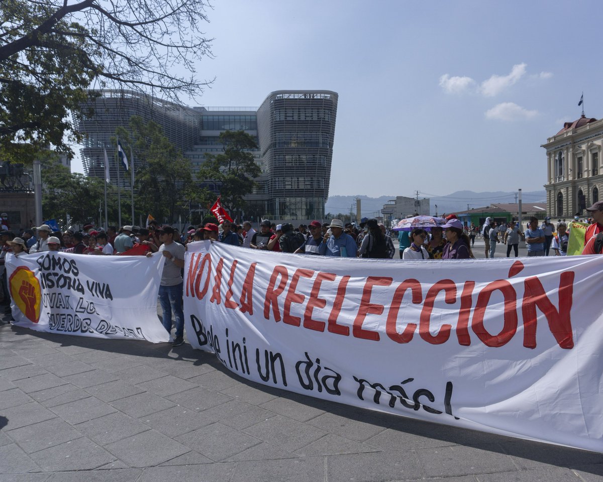 alharaca_sv's tweet image. Breve historia de la relación de El Salvador con la reelección presidencial para contextualizarte la reciente reforma a la Constitución que permite la reelección indefinida 👇