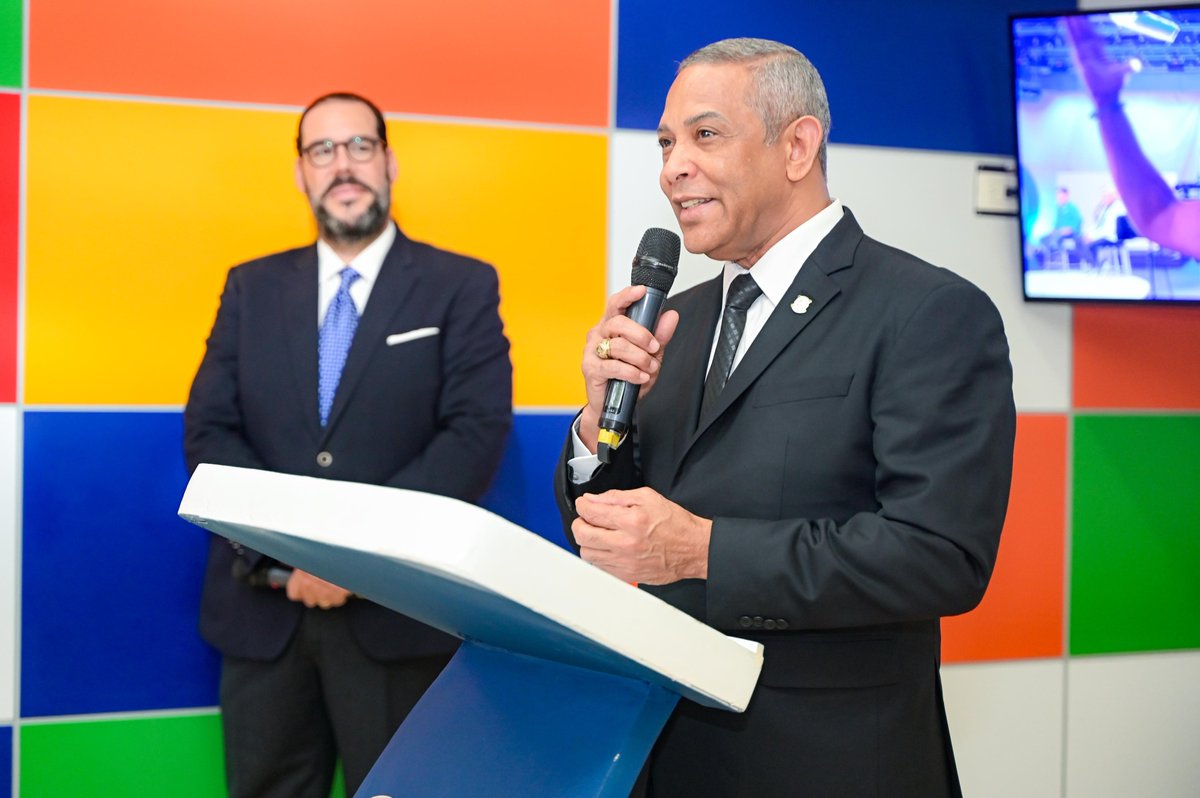 Hoy reconocimos en el Senado los 73 años de @RTVD_4, pilar de nuestra memoria colectiva. Un medio que educa, informa y exalta la dominicanidad.
Gracias a Iván Ruiz y Ellis Pérez por recibir este reconocimiento. 📺🇩🇴
#FranklinRomero #RTVD #SenadoRD