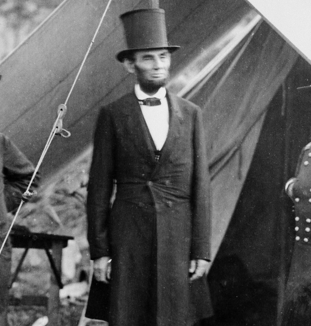 RAZ0RFIST's tweet image. &quot;Hey, I just murdered nearly a million Americans and half the people in the NORTH also want me dead. 

I know! I&apos;ll make an extremely public appearance at a theater!&quot;