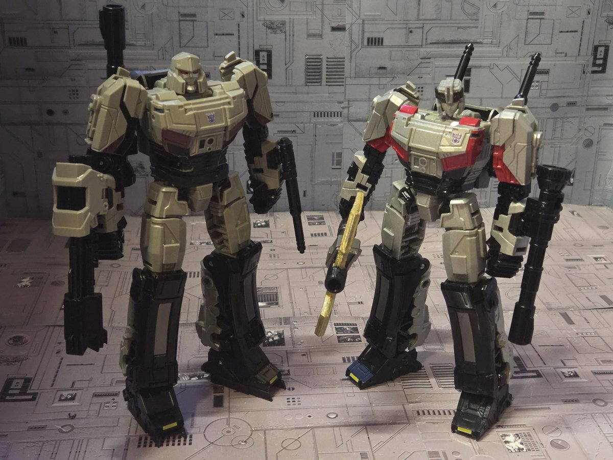 Tfpivman's tweet image. Character: Mega Empress
Mold: OSKO SS TfOne Megatron 
3D printed parts:
Head and axe by @MavDoodles

This one turned nicely. I could've been lazy and do bare minimum of painting but I wanted to give her a nice silver paint job.

#Transformers #Decepticon #customtransformers