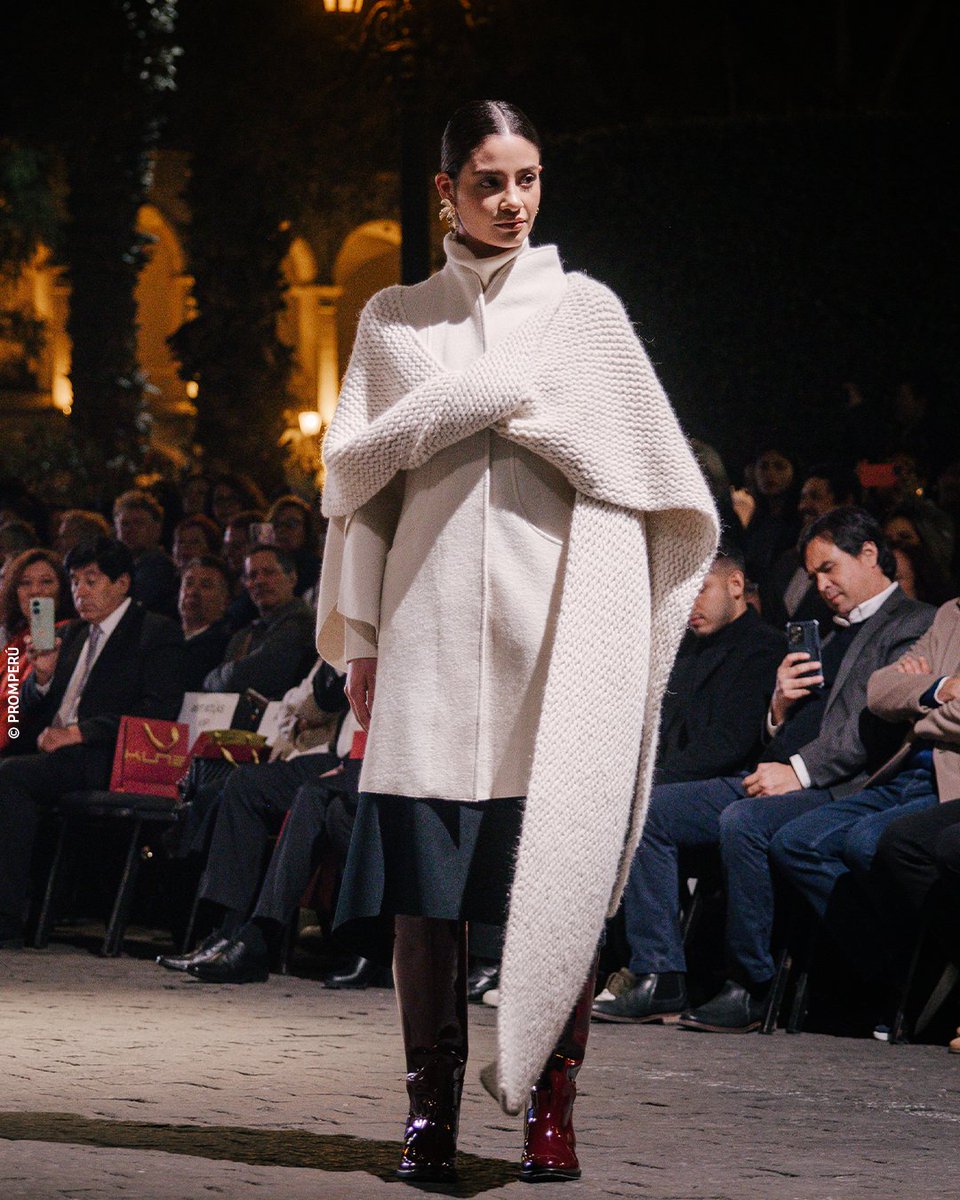 PeruMODA's tweet image. 🦙Hoy celebramos un tesoro que nace del corazón de nuestros Andes: la alpaca.
Cálida, sostenible y noble, esta fibra natural no solo representa elegancia: simboliza siglos de sabiduría ancestral, innovación textil y trabajo de para miles de peruanos y peruanas.
#PeruModaDeco