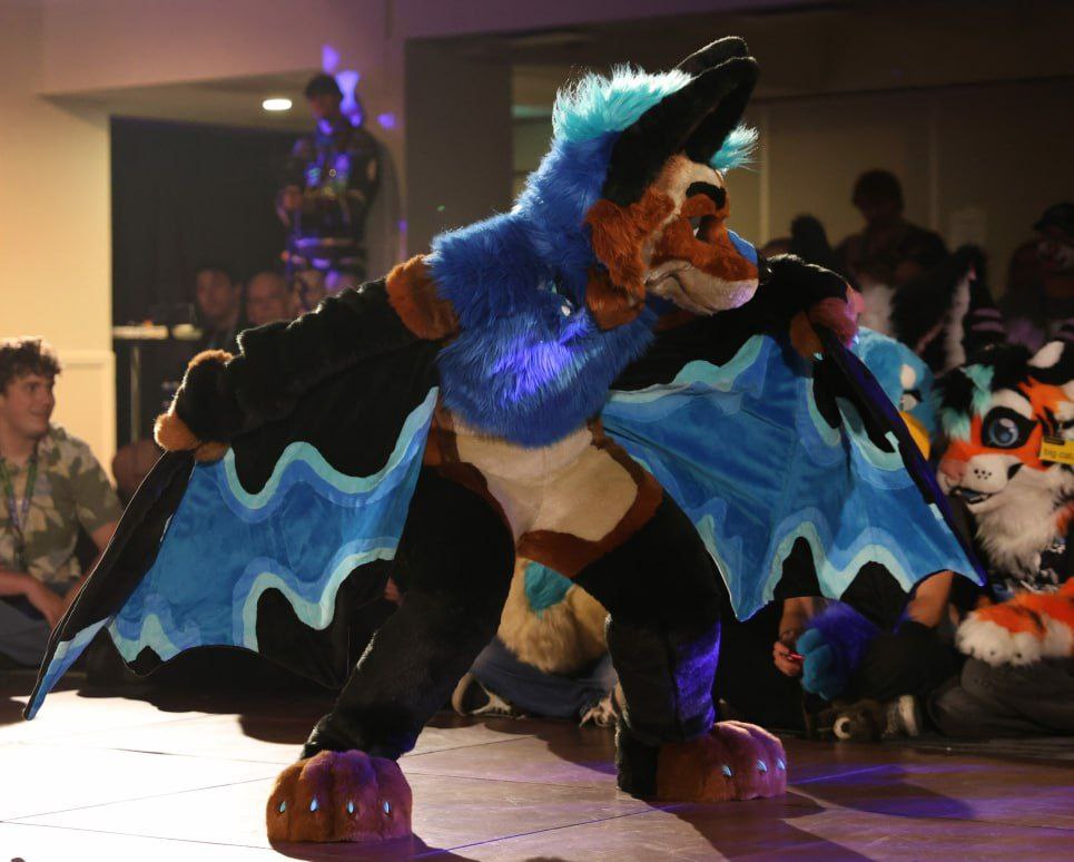 Onefurallstudio's tweet image. Our newest bat is really light on her feet! Meet Jezza the nimble dancing bat!  

 #FursuitFriday #onefurall