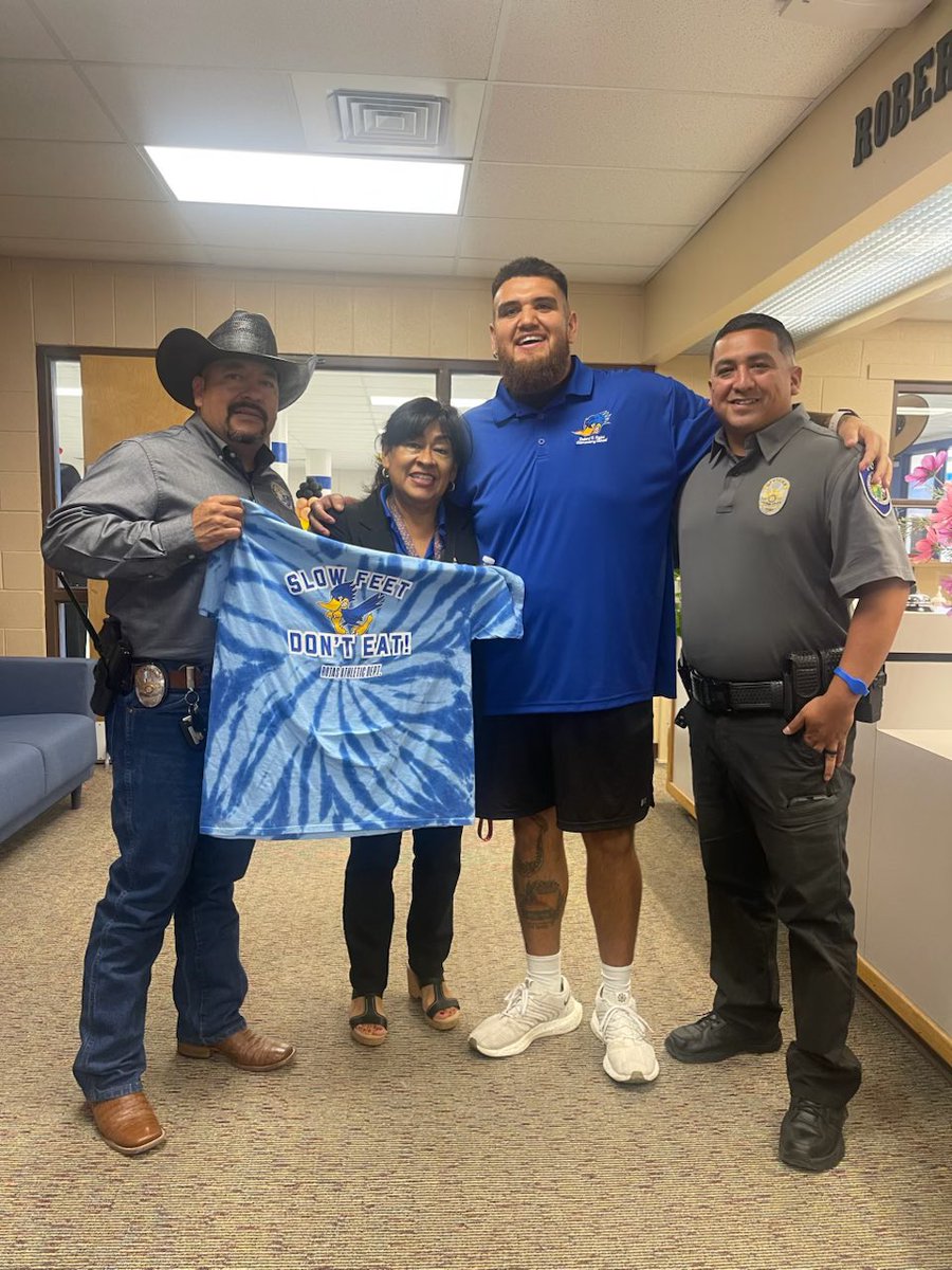 Robert C. Rojas (@1red02) on Twitter photo Stopped by <a href="/RobertRRojas_ES/">Jennifer Marquez</a> to pick up my new school year swag from <a href="/ResRojaspe/">@RojasPE_RES</a>. I had the chance to wish some of the amazing faculty a great school year and thank them for all they do for our community. #Rojas #BeaksUp #SISD #SocorroProuD #WeServeOurCityWithAMission #back2school Stopped by <a href="/RobertRRojas_ES/">Jennifer Marquez</a> to pick up my new school year swag from <a href="/ResRojaspe/">@RojasPE_RES</a>. I had the chance to wish some of the amazing faculty a great school year and thank them for all they do for our community. #Rojas #BeaksUp #SISD #SocorroProuD #WeServeOurCityWithAMission #back2school