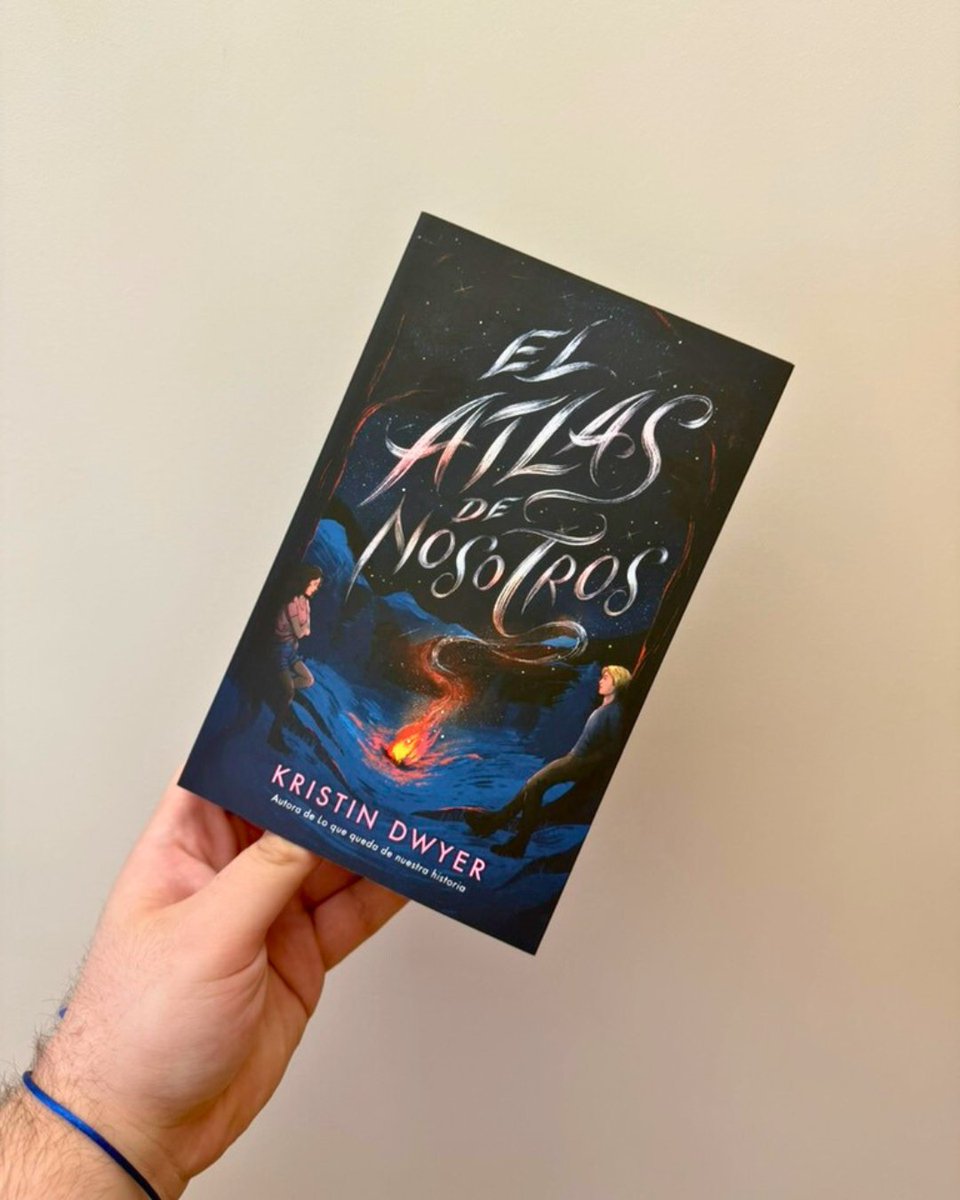 Puck España (@puck_ed) on Twitter photo ¡Este verano tenéis que leer #ElAtlasDeNosotros, lo nuevo de <a href="/kristindwyer/">Kristin Dwyer</a>!🏕️💜
Una novela emotiva sobre el duelo, la familia encontrada y el amor.🗺️💫🔭
✒️Traducción de <a href="/respfrases/">Leire García-Pascual</a>. ¡Este verano tenéis que leer #ElAtlasDeNosotros, lo nuevo de <a href="/kristindwyer/">Kristin Dwyer</a>!🏕️💜
Una novela emotiva sobre el duelo, la familia encontrada y el amor.🗺️💫🔭
✒️Traducción de <a href="/respfrases/">Leire García-Pascual</a>.