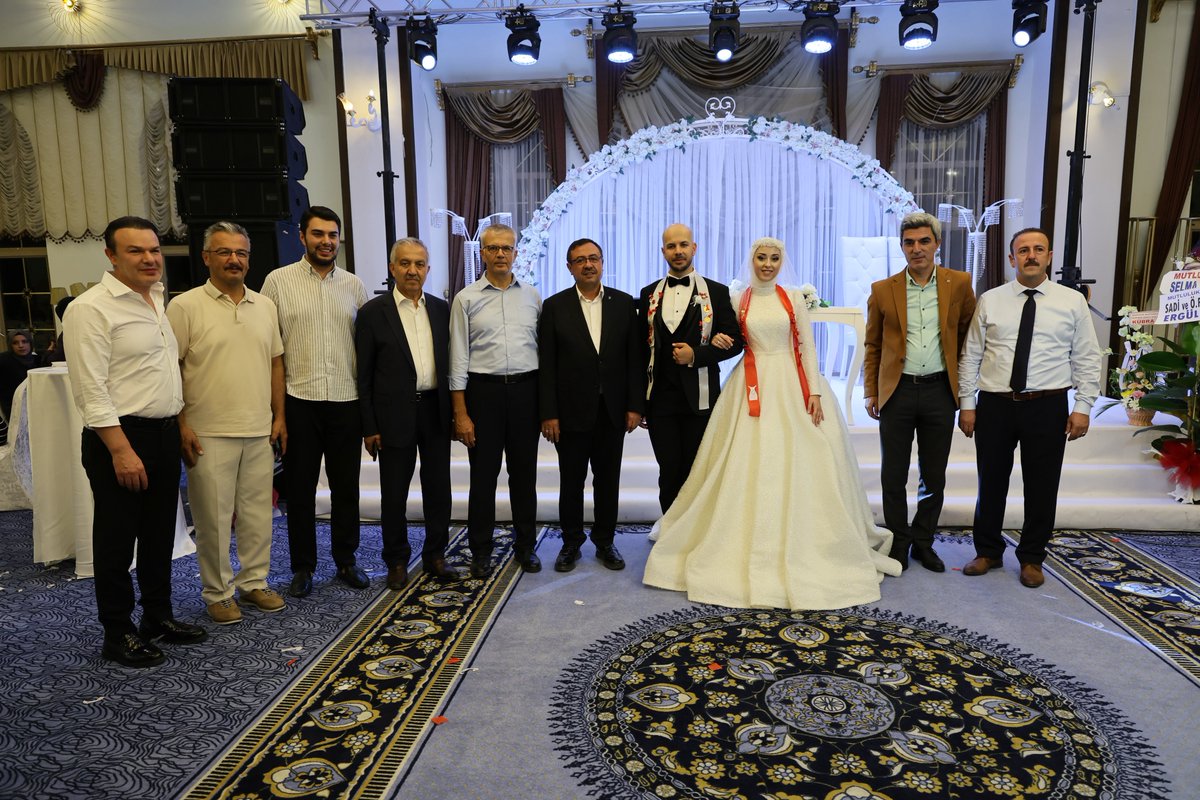 Prof. Dr. İbrahim Gezer’in oğlu M. Berkant ve Belemir çiftinin düğün merasimine katıldık.

Toman ve Gezer ailelerini tebrik ediyor, genç çiftimize iki cihan saadeti diliyorum. Rabbim birliklerini daim, muhabbetlerini baki eylesin.