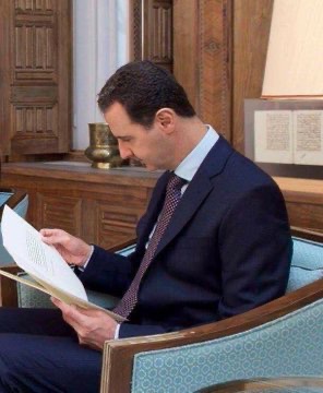 السيد بوتين من الأول كان عارف الحقيقة الهجمات الكيماوية ما كانت من النظام بل من الجماعات الإرهابية وعلى راسهم #الجولاني يلي استغلها ليبرر التدخل الخارجي ويزيد خراب سوريا بس الحقيقة ما بتخفي والوقت دايمًا بيكشف الأقنعة الله يحميك ياسيدي يا تاج راسي بشار حافظ الأسد #بشار_الأسد