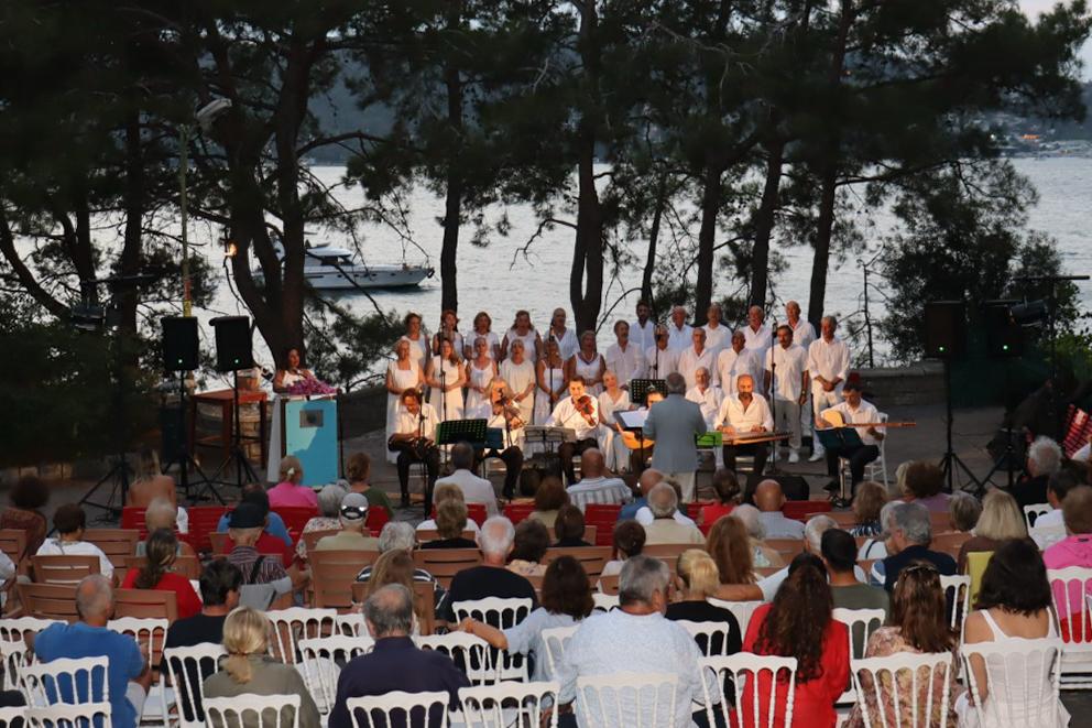 🎶 Gönülden Sesler bu akşam Sedef Adası’nda Sedef Adalılarla buluştu, gönüllere dokundu…

Adalar Belediyesi Türk Sanat Müziği Koromuzun, Şef Yaman Kahraman yönetiminde sahneye koyduğu bu muhteşem performans için tüm koro üyelerimize ve emeği geçen herkese gönülden teşekkür