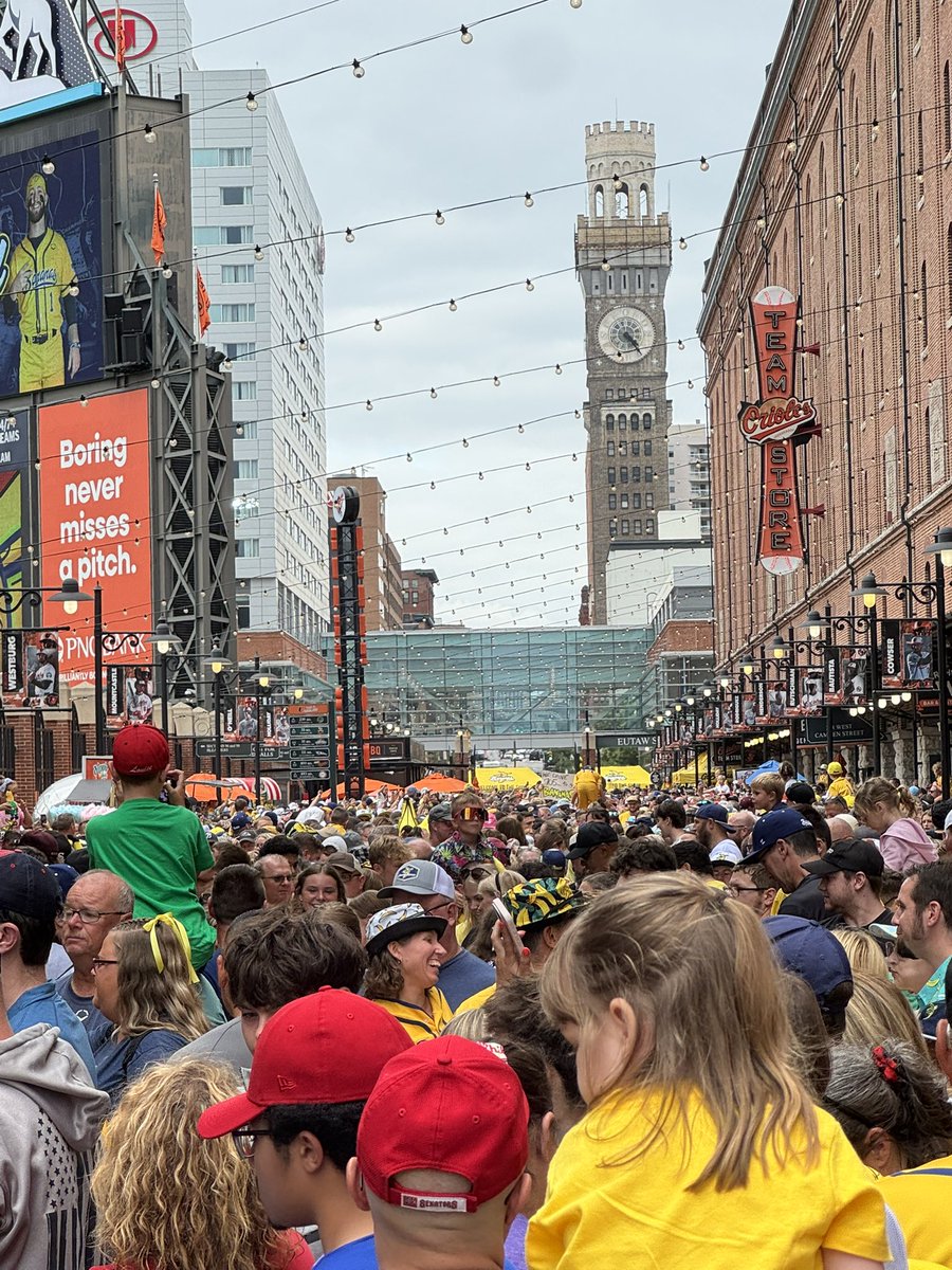 StrGazer79's tweet photo. Everyone’s going bananas for the @TheSavBananas at Camden Yards! https://t.co/dVPpTmEbfn