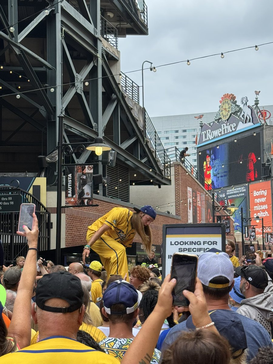 StrGazer79's tweet photo. Everyone’s going bananas for the @TheSavBananas at Camden Yards! https://t.co/dVPpTmEbfn