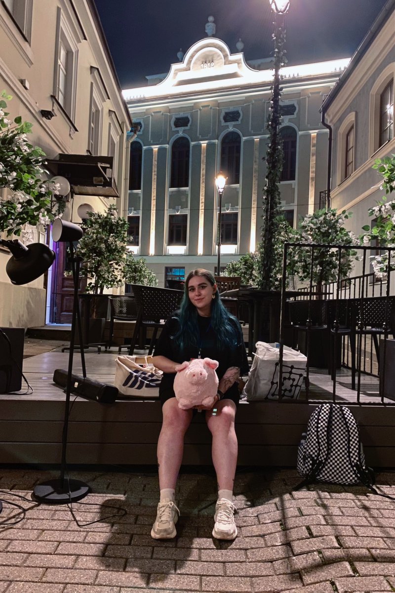 к новостям:

я ✨уволилась✨в никуда

просто одним днем поняла, что 2 года дауншифтинга в уборке затянулись и нужно идти дальше 🥹

миграция доказала, что любая работа — это работа, неважно какая

оставила подработку в smm, и буду искать проекты в дизайне

верю, что все получится